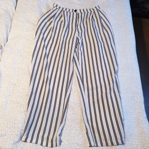  - Supersnygga randiga kostymbyxor. Hög midja och lite croppade i längden, 2 fickor Resor i ryggen så kunnat använda dem när jag varit från storlek 36-40  Skickas (max 37kr frakt) eller möts i Göteborg.