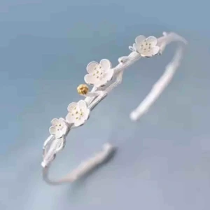  - Eleganta stämplat Armband 925 Sterling Silver Plum Flower.Detaljer:yta:blästrade*leveras inplastade * leveras i en tjusig guldig tygetuiet. Se bilderna. BJUDER SJÄLVKLART PÅ PORTOT &  ETUIET 