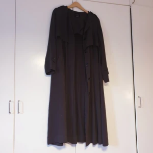  - Duster kappa från Lindex. Tyvärr tappat skärpet. Flowy passform, mycket tyg som kan ge väldigt dramatiska vampyriska entréer.  Skickas (max 37kr frakt) eller möts i Göteborg. 