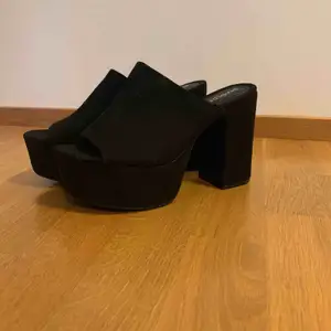 Höga svarta skor med tjock klack 