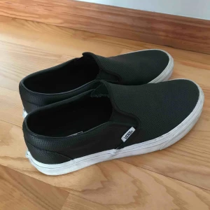  - Ett par coola vans i skinn-imitation!!  Använda fåtal gånger så fortfarande fina!  Är i storlek 41!✨👟