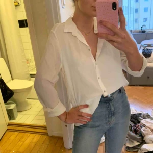  - Vit skjorta i mjukt bomullsmaterial med knäppning i pärlemor. Sitter oversize på mig som vanligtvis är en 34a. Priset är exklusive frakt. 