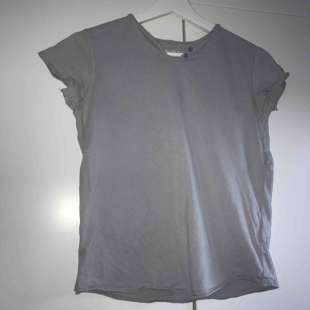 Säljer min sjukt snygga Zadig t-shirt i grått med en döskalle på ryggen! Superfint skick, nypris ca 900 (frakt tillkommer, snabbaffär) säljer pga för liten:((. T-shirts.