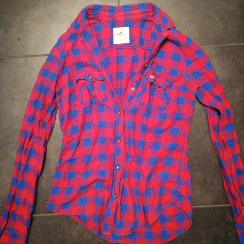 Mysig, rutig skjorta från Hollister!:) Så fin nu i vinter, har själv växt ur den så därför jag säljer! . Skjortor.