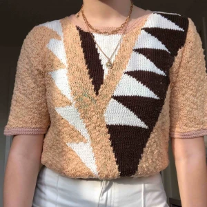  - Vintage kortärmad stickad tröja. Är jätteskön och inte stickig. Står ej storlek men skulle säga att den är en M, men kan nog även passa andra storlekar baserat på vilken passform man är ute efter. 150 kr + frakt :)