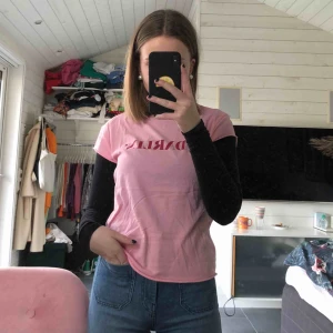  - En fin ljusrosa T-shirt från NA-KD, använd ett par gånger. Möts antingen upp eller så tillkommer frakt.💗