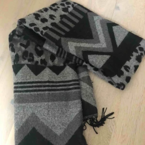  - Svart/grå leopard halsduk från HM (lång och varm) I fint begagnat skick  Nypris 250:-  Finns i Hägerstensåsen eller kan träffas någonstans i stan enligt överenskommelse 