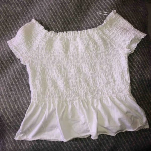  - Söt topp från Gina Tricot, storlek M. Köpare står för frakt, 63kr 😊