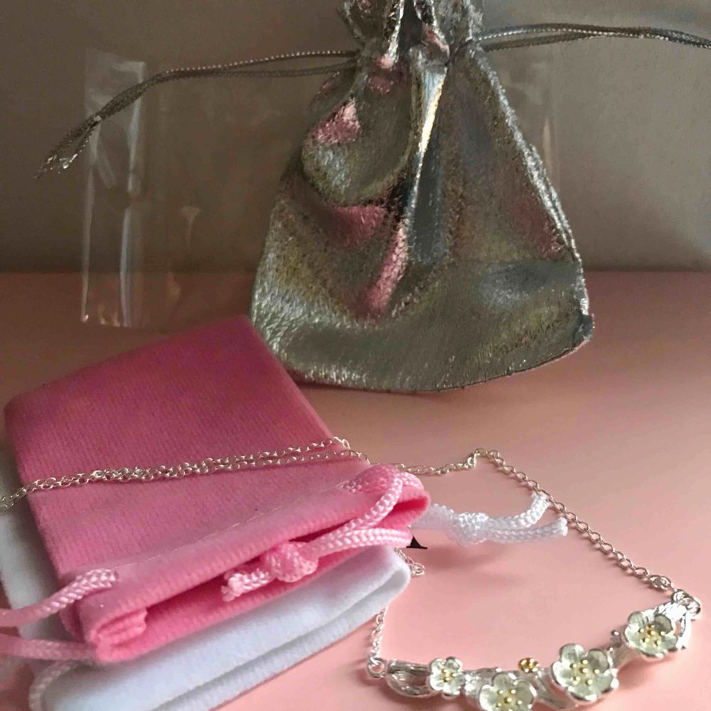 Vintage Silverhalsband vackra detaljerade blästrade blommor. Se bilderna * stämplat 925 färger:vita,silver,guld. Leveras med 2 tygetuietker en silvrig tygetuiet med en vit eller rosa etuiet. Välj färg.*bjuder även på Portot. Öppnades endast för visning . Accessoarer.