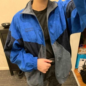  - Assnygg jacka köpt på vintage butik. Säljer den för att den kommer inte till användning. Den är ganska tunn så det går att ha en jacka över den eller så är den perfekt för vår/sommar :)