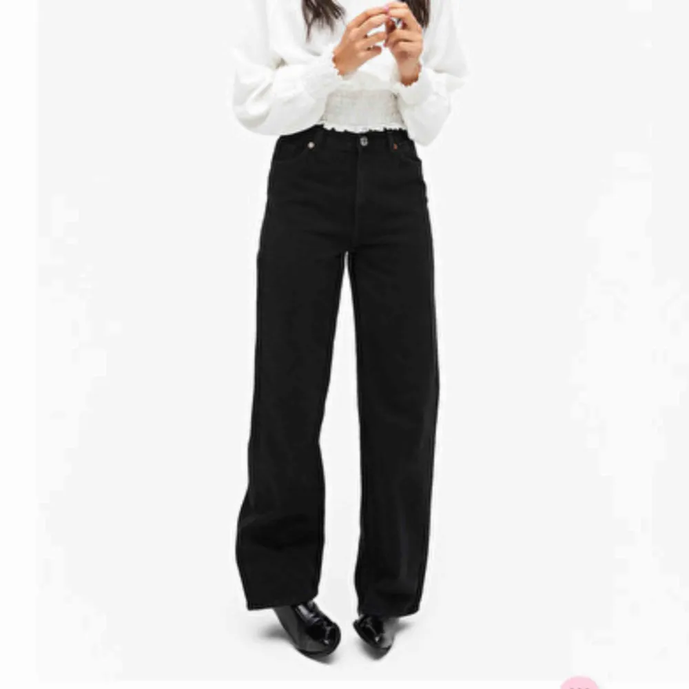 Svarta Yoko jeans från monki! Säljs för kommer ej till användning. Frakt tillkommer💕. Jeans & Byxor.