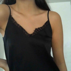  - Fint linne med spetsdetaljer i satin. Frakt tillkommer på 50kr 