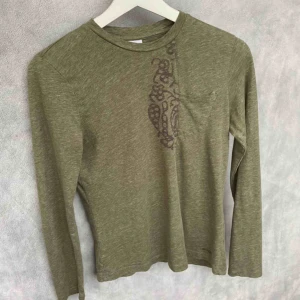  - Jag säljer en begagnad Dondup tröja i bra skick. Den har en tajt passform  Material: bomull / linne.  Storlek: 12 år / längd 152  Färg: Kakhigrön  Nypris: ca. 900  