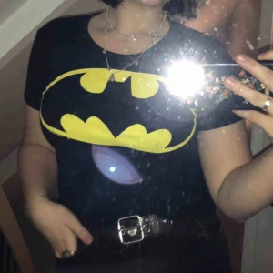  - Tajt t-shirt med Batman loggan på. Aldrig använd och köpt i XS. Om du är intresserad, kontakta med för mer info!