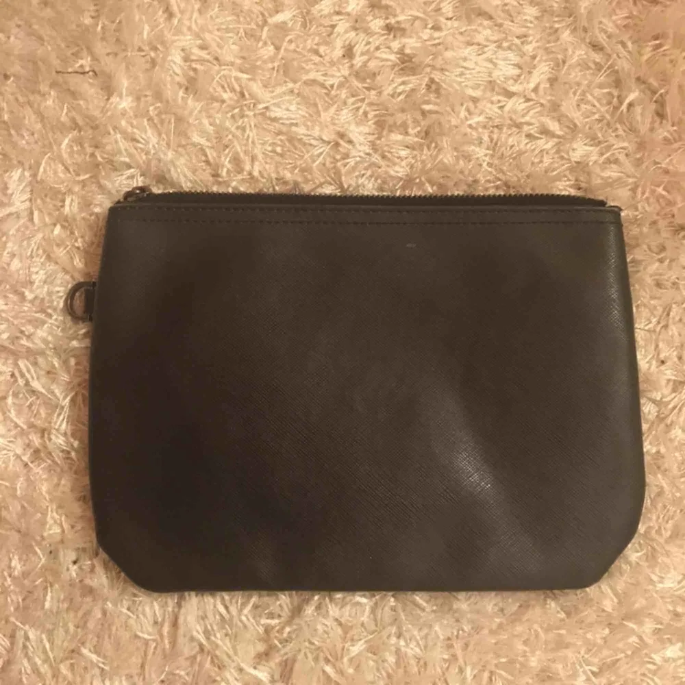 Super fin ÄKTA givenchy clutch. Den tillkom när jag köpte min stora totebag. I bra skick! . Väskor.