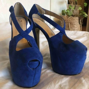  - Blå höga klackar i ”mocka” tyg, pris kan diskuteras. Frakt tillkommer om vi ej möts upp, möts endast i haninge!