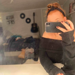  - En snygg stickad tröja från bikbok, off shoulder.