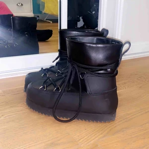  - Skor i storlek 38 från &other stories, köpte för ca en månad sedan men har inte kommit till användning. Inköpspris 1750kr 