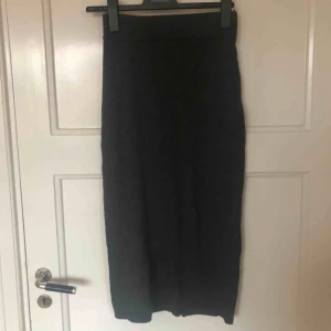  - Kjol i tjockt bomullstyg   Upphämtning i Skanstull alternativt frakt på 63kr 