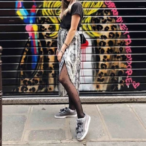  - Skitcool kjol som sitter helt otroligt i midjan. Går att ha helknäppt eller uppknäppt ifall man vill ha slits. Sjukt härligt material och köpt på zara för 549kr KNAPPT ANVÄND!