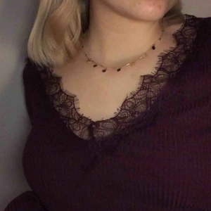  - vinröd topp med spets i strl xs 🥀
