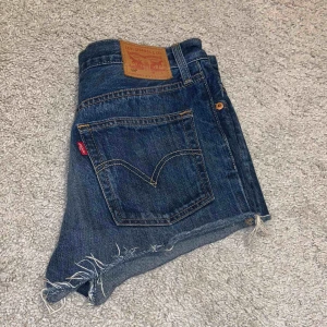  - Skitsnygga Levi’s shorts 501 som tyvärr blivit för små för mig. Står ingen storlek på de, men de passar någon som har storlek 34/S, w27 typ.