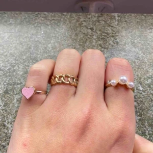  - Tre jätte fina ringar i storlek S, hjärtringen är justerbar🙏🏻 alla för 60 kr!