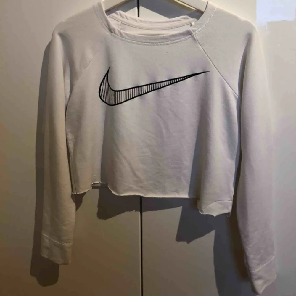 Tröja från Nike, har klippt den kort själv. Köpt för ca 2 år sen för 450kr. Knappt använd. Tröjor & Koftor.