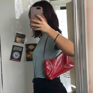  - Säljer denna assnygga röda vintage handväskan! Vita sömmar och aldrig använd. 