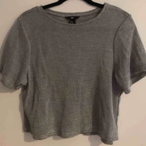 Glittrig topp - Jättesnygg glittrig t-shirt, perfekt till fest! Använd två gånger så skicket är bra. Strl XS men är som en M🥰 (inte fläckig som det ser ut på första bilden, det är ljuset!)