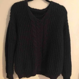 Marinblå stickad tröja - En marinblå stickad tröja. Älskar denna och den är fortfarande i bra skick! Storleken är XS men sitter som en M😇