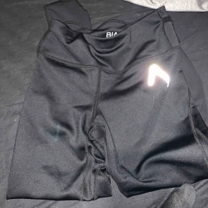  - Snygga tränings tights! Rätt så korta och små i storleken, skulle tippa mer på xxs då dom är väldigt tighta!!  Aldrig använda!  100kr ink. Frakt  50kr