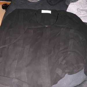  - Snygg genomskinlig blus!  Använd fåtal gånger.  75kr ink. Frakt 50kr