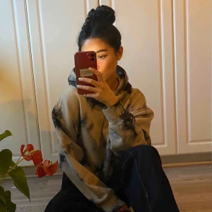 Hoodie i storlek Xs samt oversized från Weekday - Huvtröja från Weekday och är väldigt mjuk på insidan!