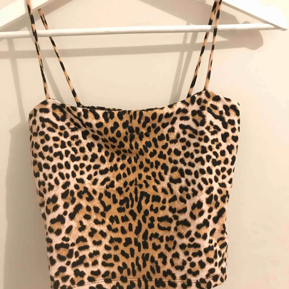 Gulligt linne i leopardmönster från Gina 💓 perfekt på sommaren men är också så fin att ha ovanpå en polotröja! Endast använd ett par gånger  (pris + frakt) . Toppar.