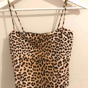 Gulligt linne i leopardmönster från Gina 💓 perfekt på sommaren men är också så fin att ha ovanpå en polotröja! Endast använd ett par gånger  (pris + frakt) 