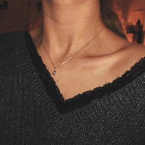  - ✨Detta är en grå stickad tröja ifrån Vila clothing och är i storleken L men passar jätte bra på mig som är S, den har små svarta spetts detaljer på framsidan✨