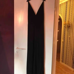  - Långklänning aldrig använd. Stretchig material. För lång för mig och jag är 164.  Betala gärna med swish. Samfraktar om du vill köpa någon annan vara. 45 kr frakt.