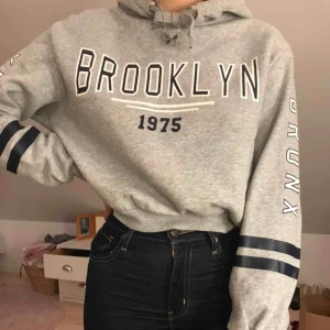  - Grå super skön hoodie <3