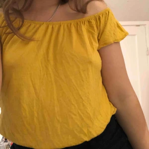  - Snygg senapsgul offshoulder från Terranova🥰 frakt ingår ej
