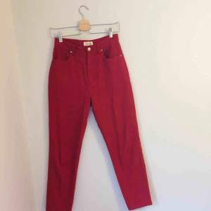 Skitsnygga högmidjade röda jeans! 🌹 Man får så bra röv i dem✨ Kan mötas upp i Uppsala eller skicka, då står köparen för frakten. 