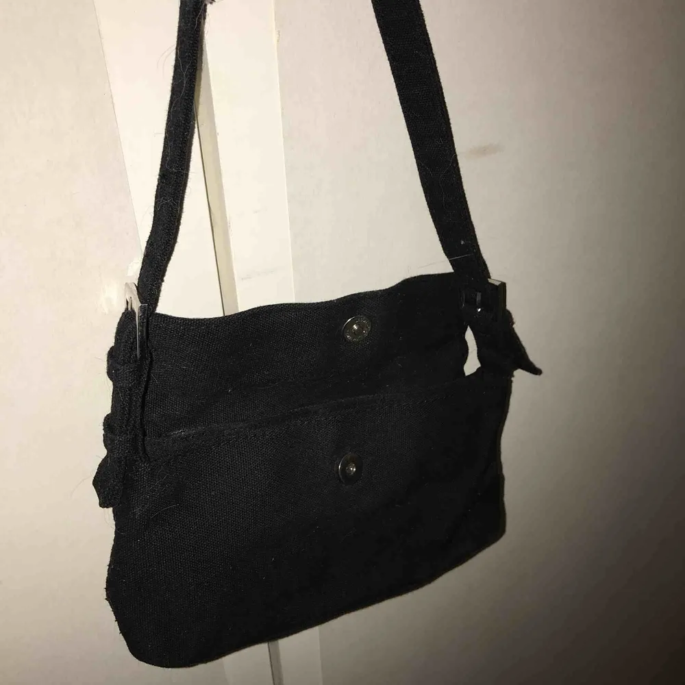 Säljer denna superfina svarta mini handväska, aldrig använd! Frakt inräknat i priset💕 Köpt här på plick, inget fel på den utan den kommer bara inte till användning :). Väskor.