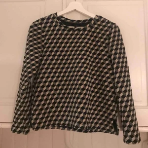  - Tröja super fin! Ser ut som ny , hämta i Majorna Göteborg , eller skickar om behöver 