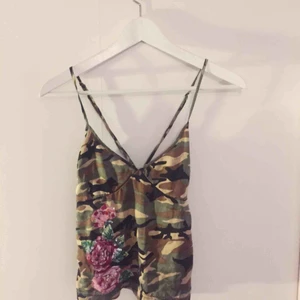  - Camo-topp från Humana!  Frakt: 42kr, kan även mötas upp i Uppsala! 