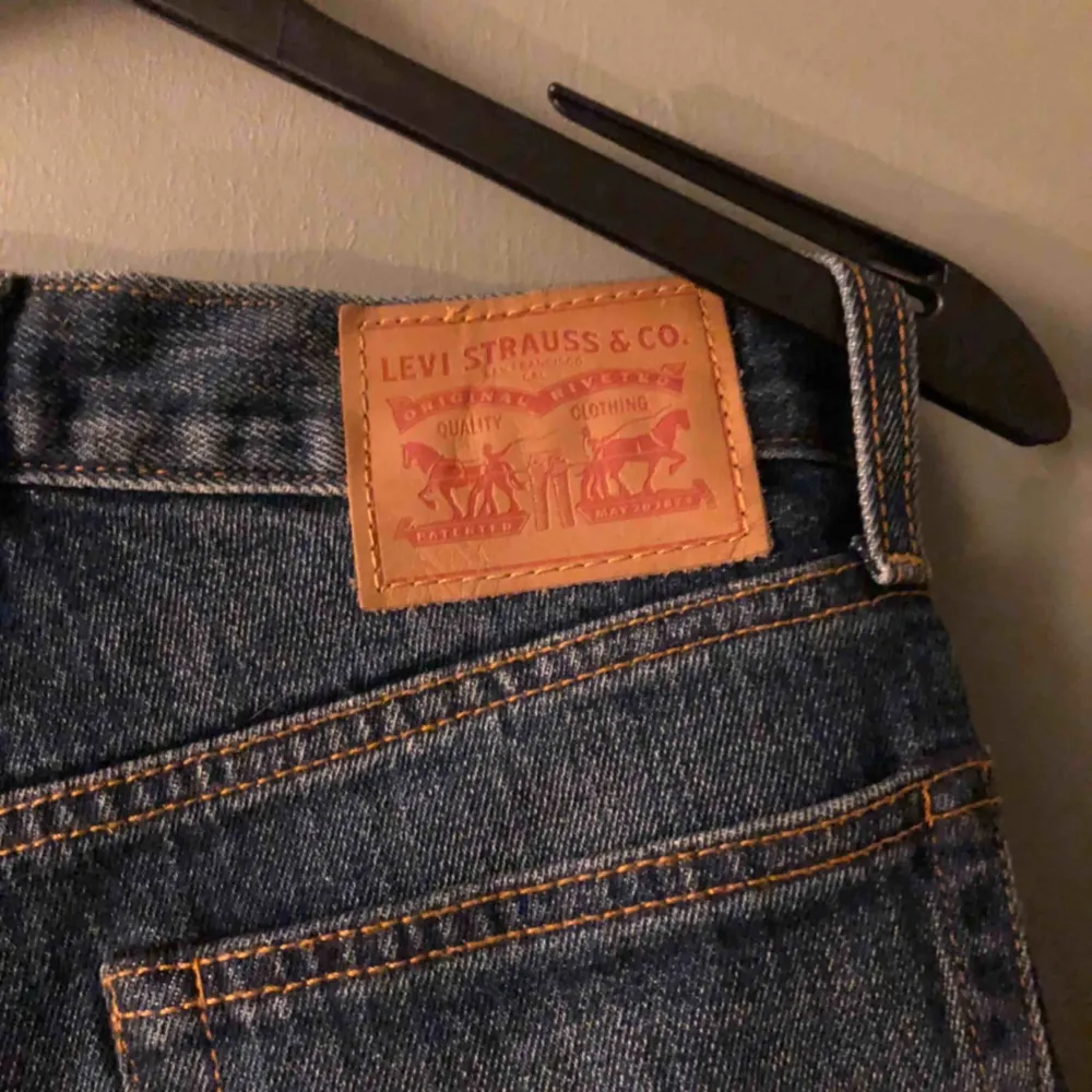 Fina jeansshorts från Levi’s!  Storlek S  Använda 1 gång!  Frakt tillkommer 📦. Skjortor.
