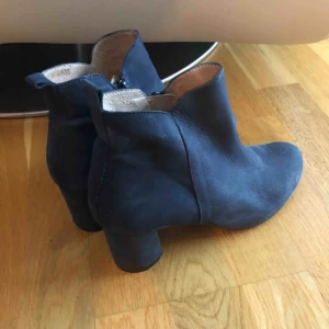  - Läder skor, i jättebra skick, mörkblå