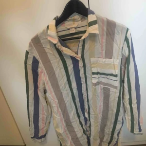  - Oversize skjorta från H&M. Sjukt snygg, bara legat nedpackad så därav skrynklig, oanvänd. 