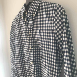  - Ny oanvänd slim fit skjorta från Ralph lauren.  Frakt och dylikt får du stå för. Snabb affär grundat på priset. Nypris 1100kr  