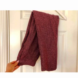  - Lila glittriga kostymbyxor från Na-kd. Använda 2 gånger, i jättefint skick. 