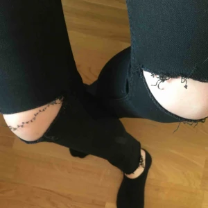  - Svarta tighta högmidjade jeans från Zara. Stretchigt skönt material, snyggt slitna hål på knäna samt snygg slitning nertill. Fickor bak, ”fuskfickor” fram. Aldrig använda💛